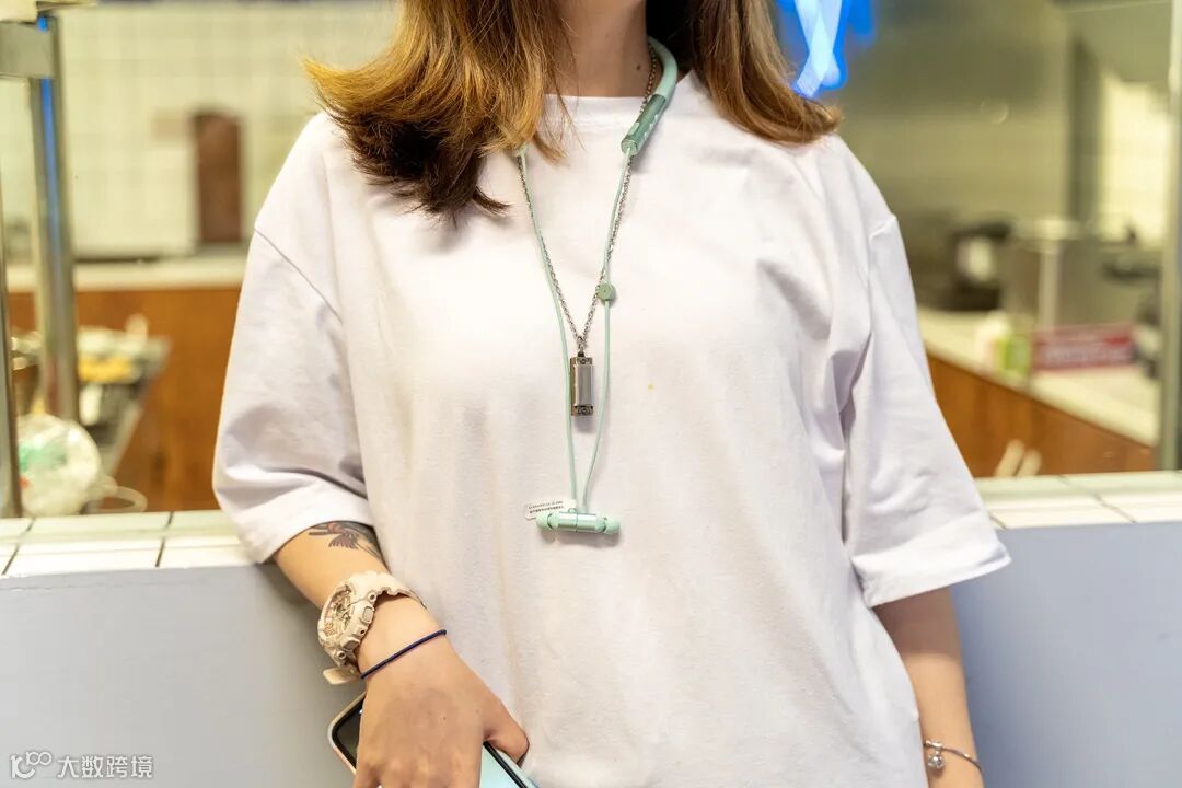 颜值性能兼具,忘却充电烦恼:这耳机满足我日常通勤、娱乐需要!