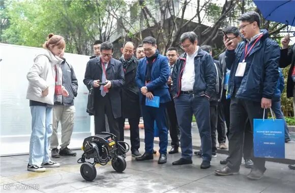 建筑机器人作业观摩现场,参展嘉宾正首次操作机器人“刑天”摇摆。通讯员 汪媛颖 摄