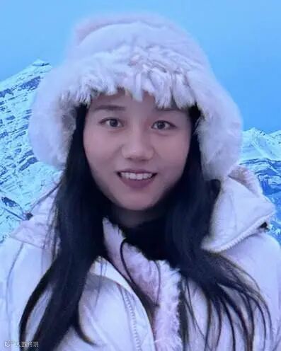 A person wearing a white coat and a furry hat

AI-generated content may be incorrect.