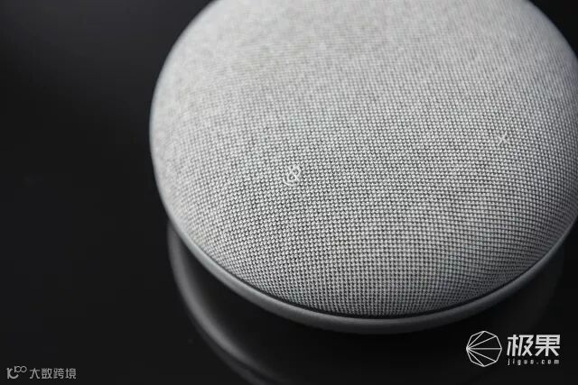 这只灰色“马卡龙”,是我们用过最有人味儿的智能音箱