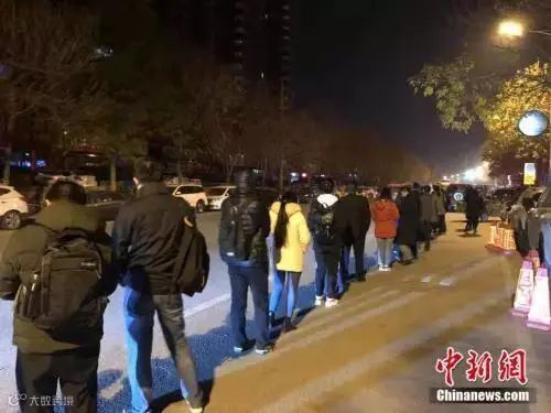 资料图:早上5:30排队乘车的上班族。 冷昊阳 摄