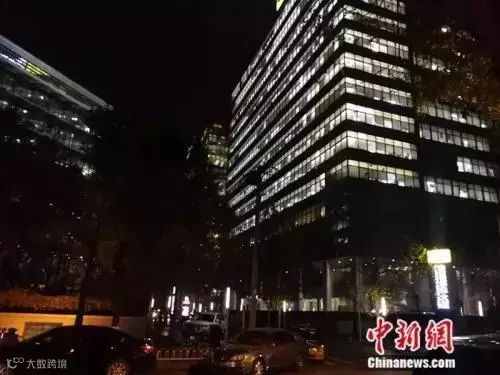 资料图:灯火通明的写字楼。 中新网记者 张尼 摄