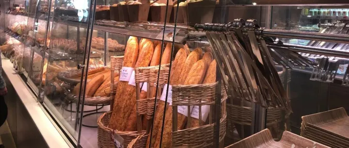 黄牛加价，排队5小时！二三十块一个面包贵不贵？