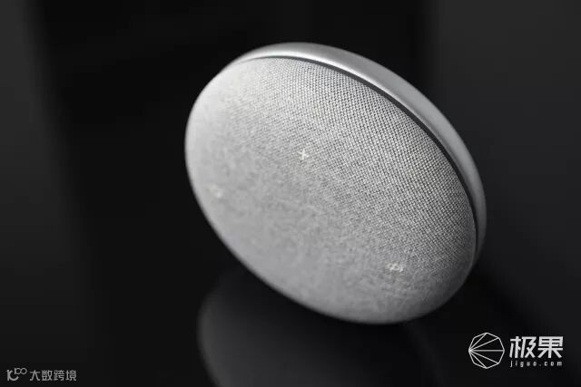 这只灰色“马卡龙”,是我们用过最有人味儿的智能音箱