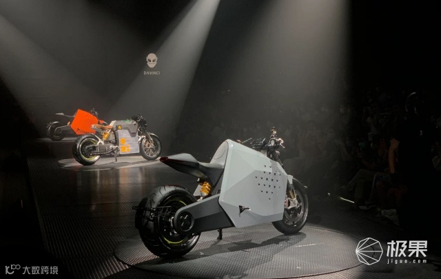 国产“纯电重型”摩托车!极速200km/h、续航400km...价格太惊人