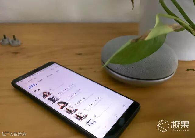 这只灰色“马卡龙”,是我们用过最有人味儿的智能音箱