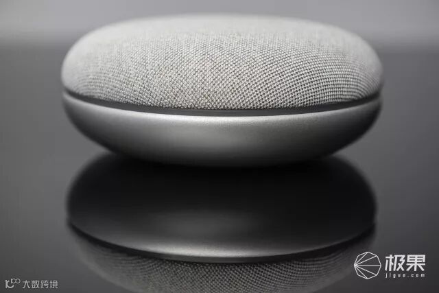 这只灰色“马卡龙”,是我们用过最有人味儿的智能音箱