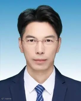 穿着西装笔挺的男子

AI 生成的内容可能不正确。