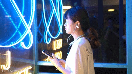 颜值性能兼具,忘却充电烦恼:这耳机满足我日常通勤、娱乐需要!