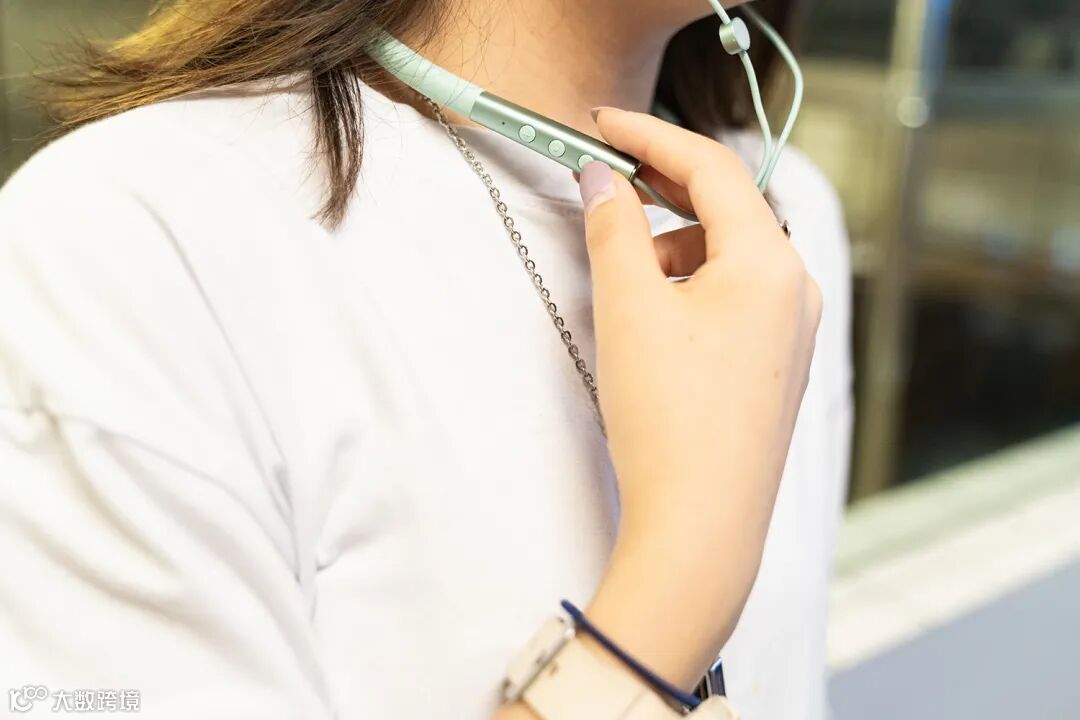 颜值性能兼具,忘却充电烦恼:这耳机满足我日常通勤、娱乐需要!
