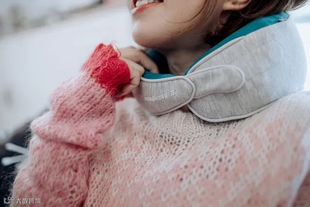 旅行枕也能按摩!戴上就舍不得摘下,自己就可以给颈椎做spa