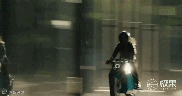 国产“纯电重型”摩托车!极速200km/h、续航400km...价格太惊人