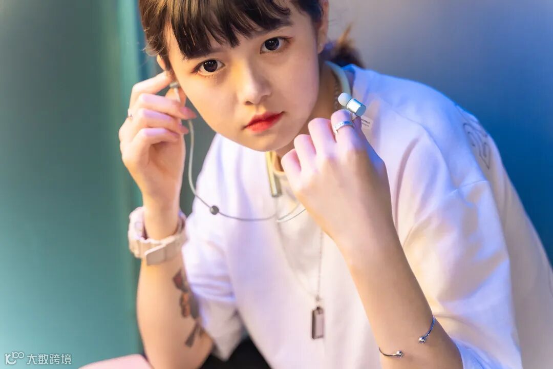 颜值性能兼具,忘却充电烦恼:这耳机满足我日常通勤、娱乐需要!