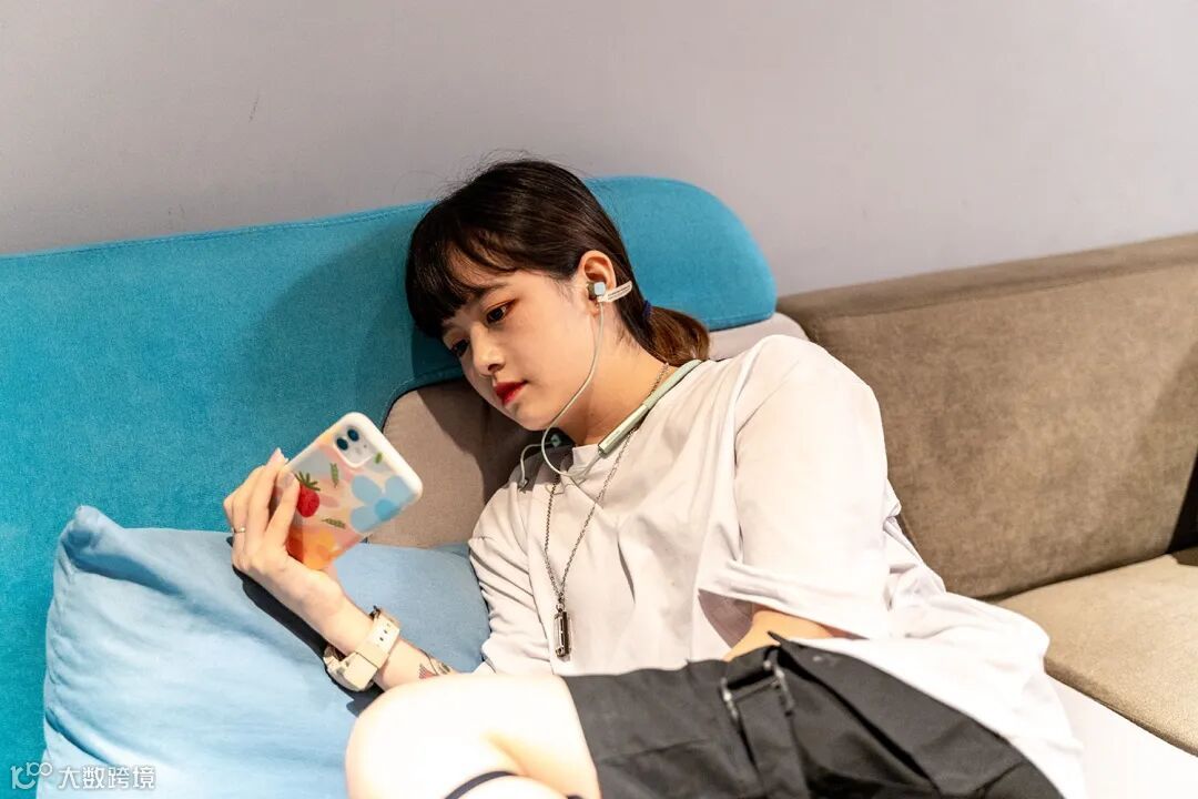 颜值性能兼具,忘却充电烦恼:这耳机满足我日常通勤、娱乐需要!