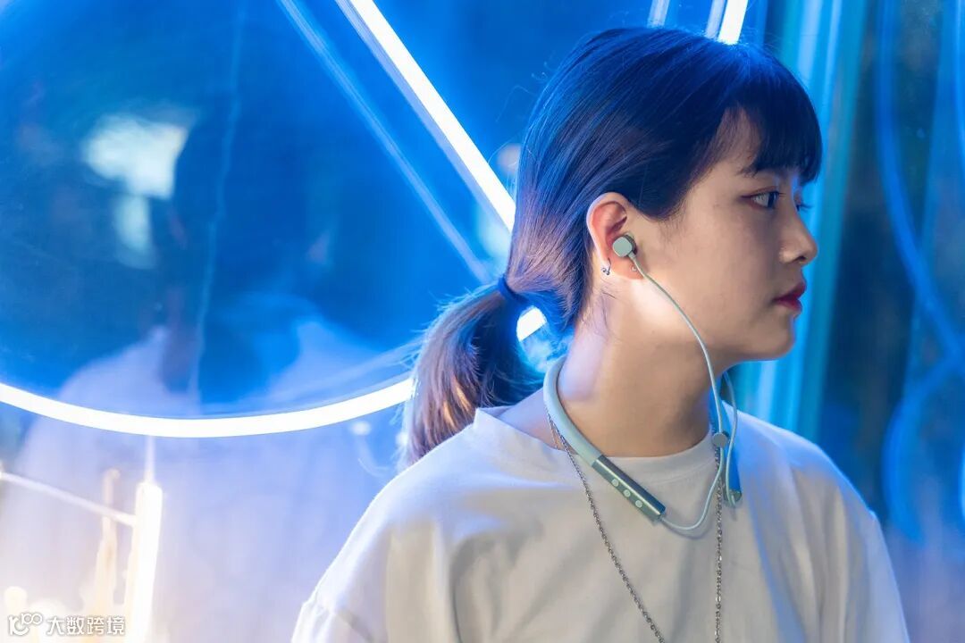 颜值性能兼具,忘却充电烦恼:这耳机满足我日常通勤、娱乐需要!