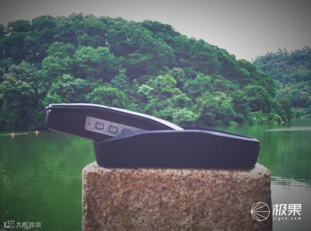 魔声 Backfloat 蓝牙音箱