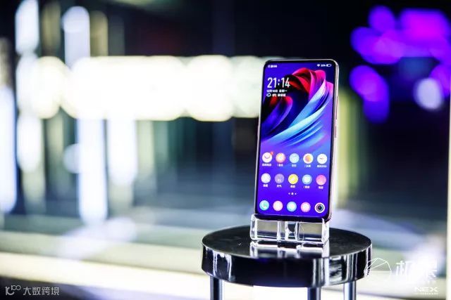vivoNEX双屏版“极限挑战”!帮拍模式打造跨越空间的舞蹈!