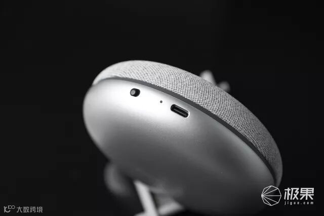 这只灰色“马卡龙”,是我们用过最有人味儿的智能音箱