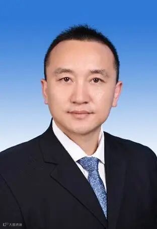 A person in a suit and tie

AI-generated content may be incorrect.