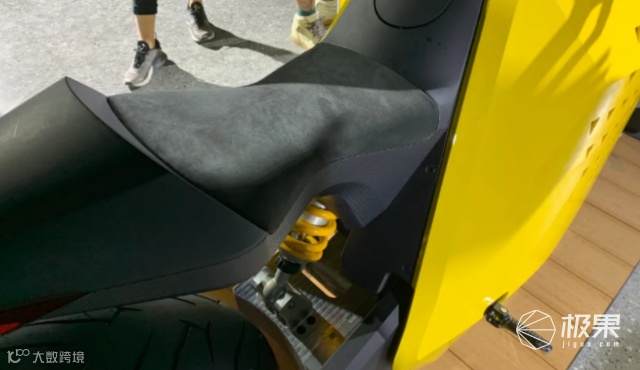 国产“纯电重型”摩托车!极速200km/h、续航400km...价格太惊人