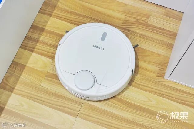 岚豹扫地机器人亮相CESA:能定位、吸力大、APP贴心