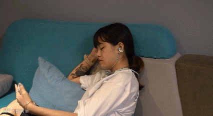 颜值性能兼具,忘却充电烦恼:这耳机满足我日常通勤、娱乐需要!