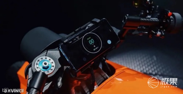 国产“纯电重型”摩托车!极速200km/h、续航400km...价格太惊人