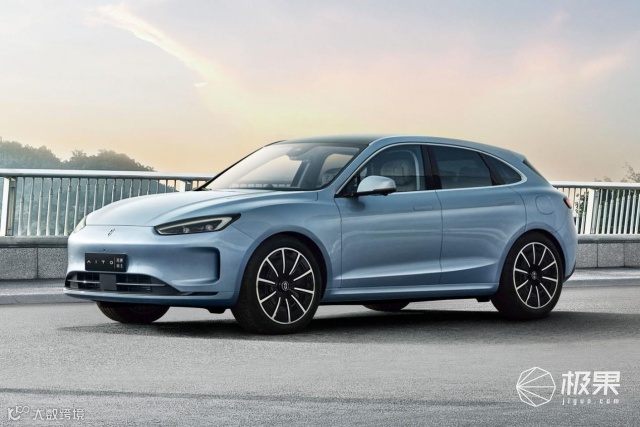 以后不努力只能买BBA?2024年第2周销量排行榜公布,华为问界成国产豪华车一哥!|极果新车评