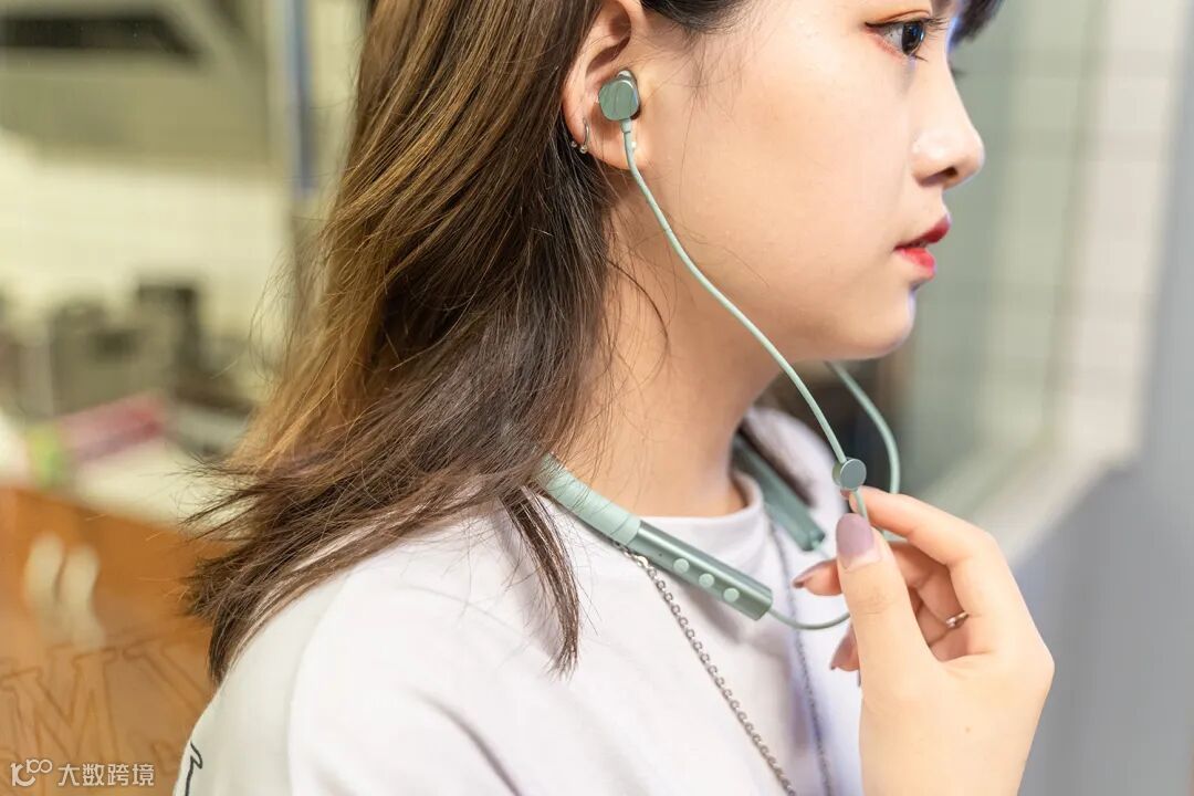 颜值性能兼具,忘却充电烦恼:这耳机满足我日常通勤、娱乐需要!