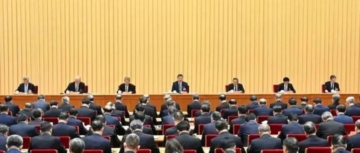 刚刚，中央经济工作会议宣布：实施康复护理扩容提升工程，推行长期护理保险制度