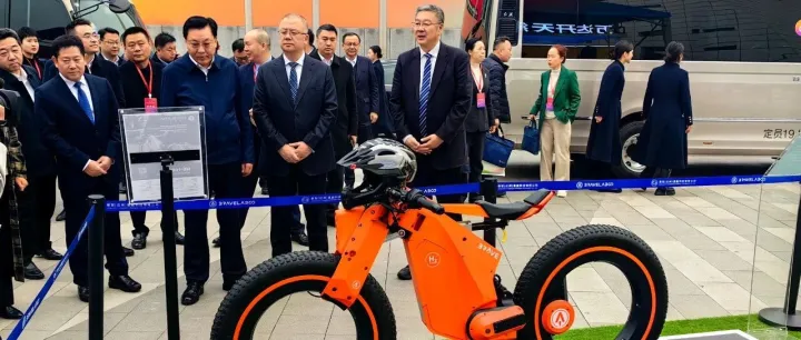 智展未来 | 多方瞩目——聚智合众科技无辐式氢能两轮车闪耀秦巴商交会