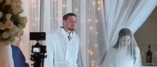 祂在地上造了一件新事，就是女子护卫、环绕男子