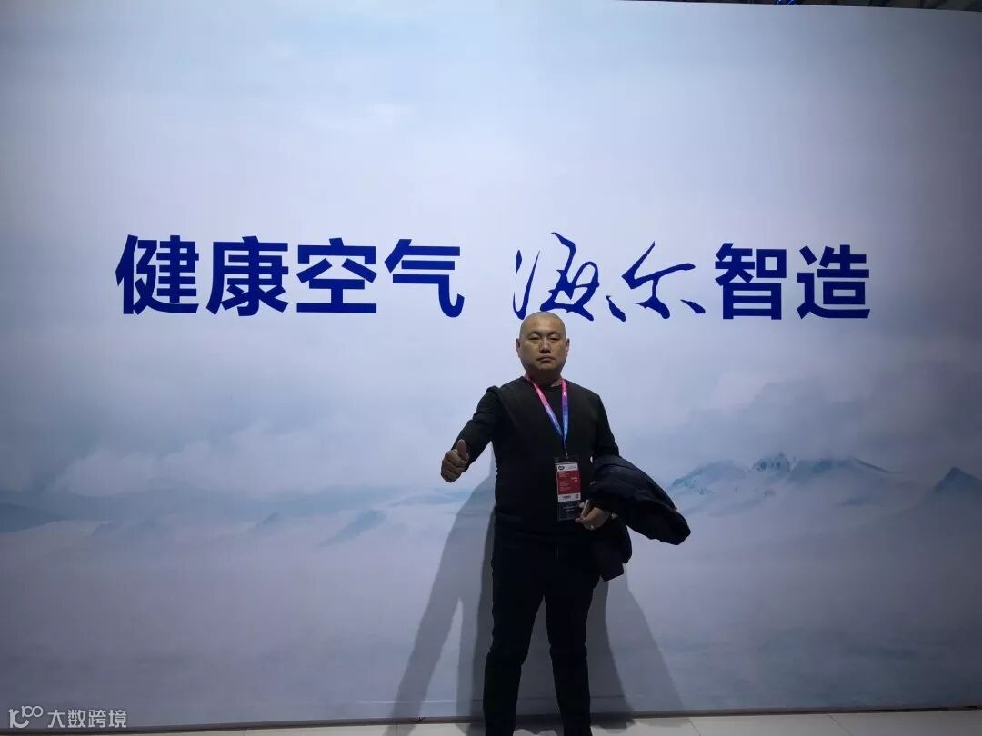 自信的阿拉伯人用手做停止动作表达拒绝的形象穿着休闲装的年轻人没有手心的信号而是用严肃的眼神看着相机——, image size:1080x810