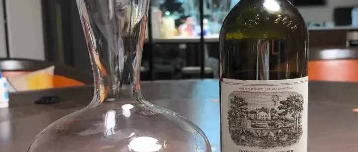 正牌拉菲 1 万+，副牌 2 千+，差得真不是一星半点