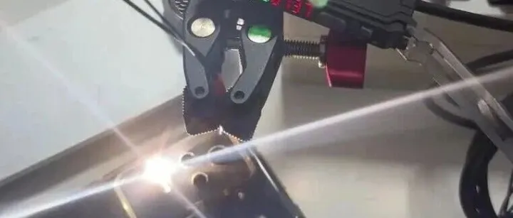 只对光源才有信号输出的光纤放大器