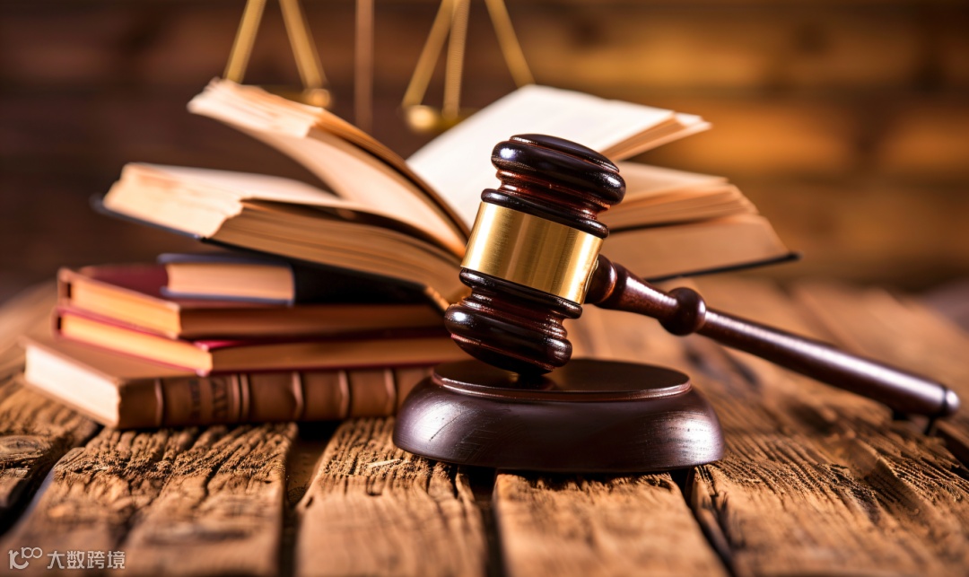 千库网_公开的司法书籍，木桌上有锤子，法律概念_摄影图编号20580770.png