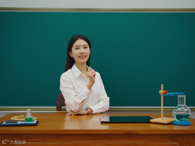 4x3_老师在讲台上激情澎湃地授课_运用多媒体设备_教具等进行讲解 (1)