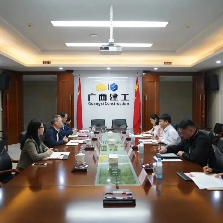 陈礼松与国家开发银行广西分行副行长欧阳衡峰举行工作会谈