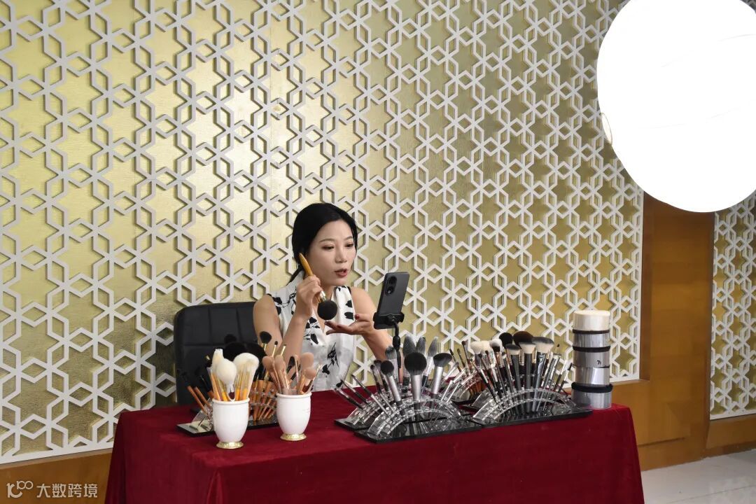 5月26日，在鹿邑县化妆刷产业园内，女主播金娜正在直播带货。卢涛 黄岱昕 摄.jpg