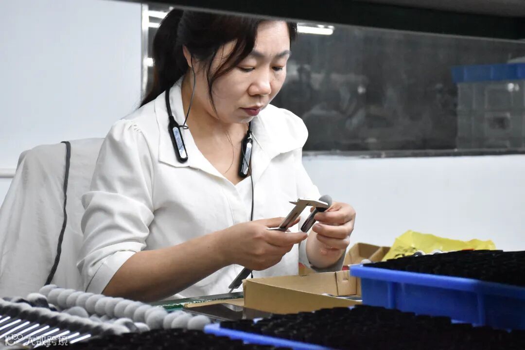 5月26日，鹿邑县化妆刷产业园一企业生产车间内，一名女工正对产品质量进行检测。卢涛 黄岱昕 摄.jpg