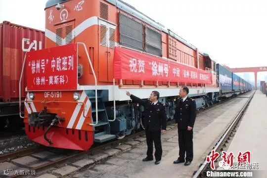 开行前,徐州海关关员对“徐州号”中欧班列(徐州—莫斯科)进行巡查。 李明 摄