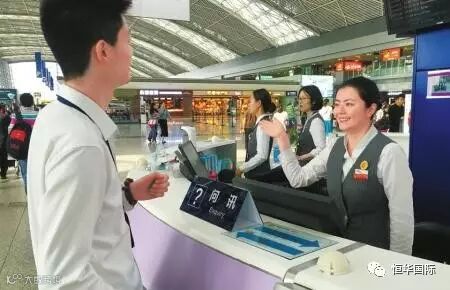 5月14日,成都双流国际机场候机楼,李婷在为乘客服务。