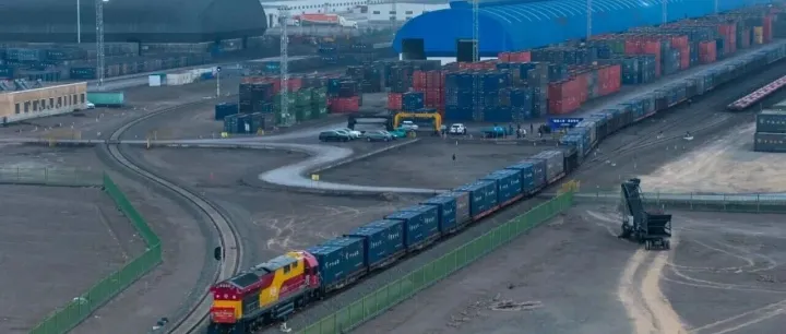 “疆煤入魯”新通道開啟！哈密首發(fā)煤炭專列駛向山東日照港