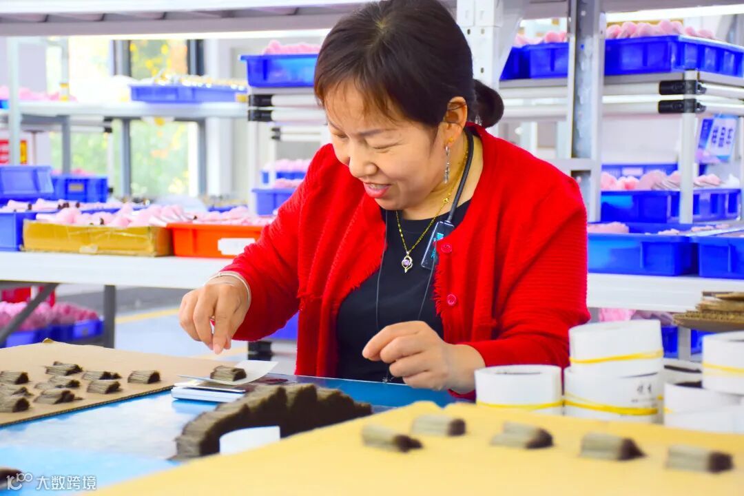 5月26日，鹿邑县化妆刷产业园一化妆刷生产企业内，女工正用电子秤仔细称量尾毛重量。卢涛 黄岱昕 摄.jpg