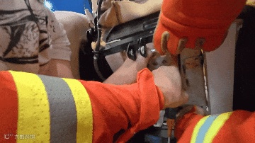 河北沧州：男孩手卡按摩椅 消防拆椅救援 .gif