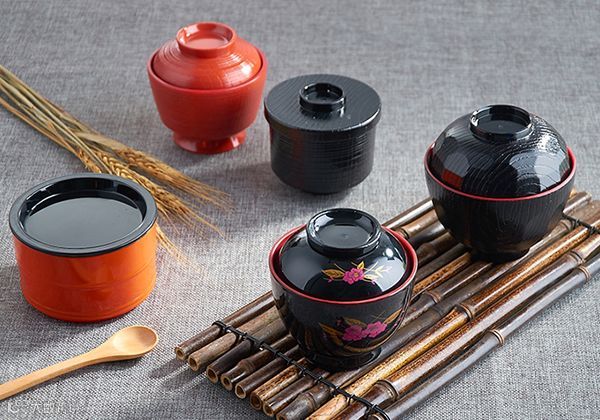 成套的餐具茶具