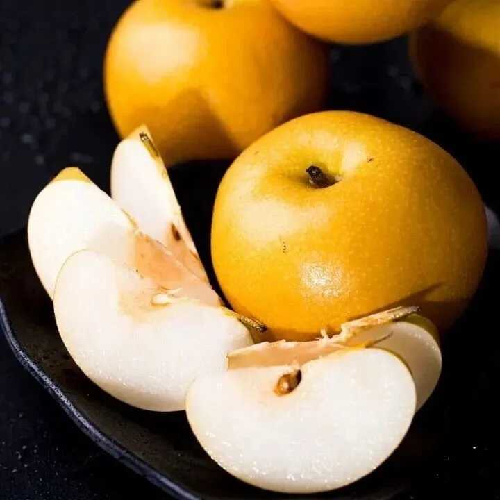 一咬爆<em>汁</em>的莱阳秋月<em>梨</em>！汁水充沛，脆甜爽口~