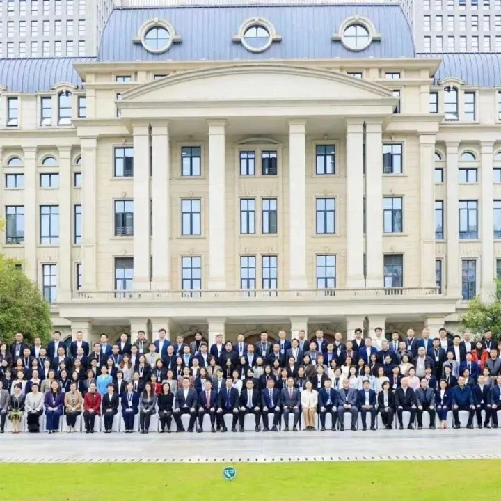 全国外事服务系统协作会议在渝召开，云南海外外事服务公司代表贺巧丽出席会议