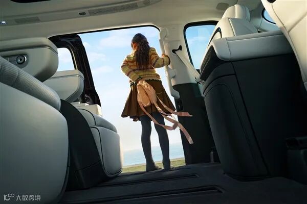 何小鹏晒2025款小鹏X9：全新升级过道版零重力太空沙发