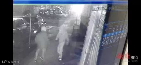 两西裔劫匪作案后离开公寓楼逃之夭夭。 (读者提供)